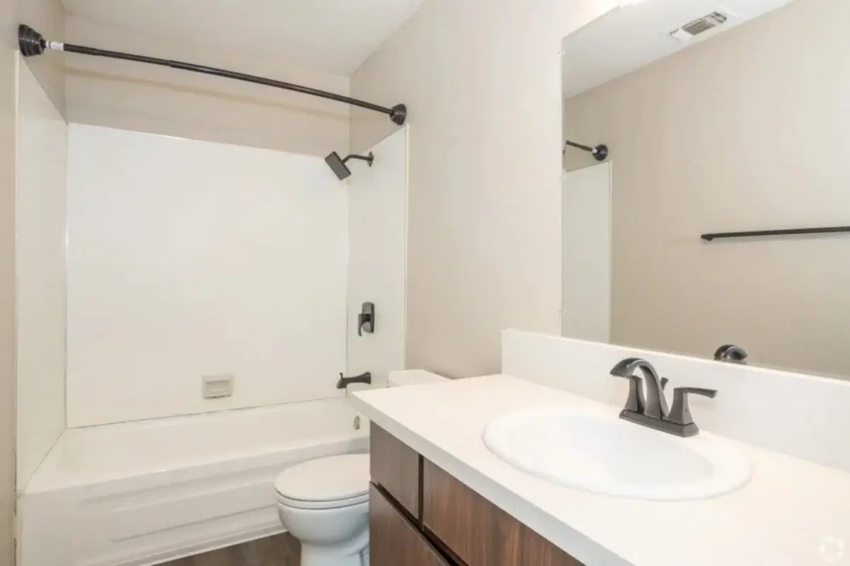El Macero Apartments, Davis – Bathroom