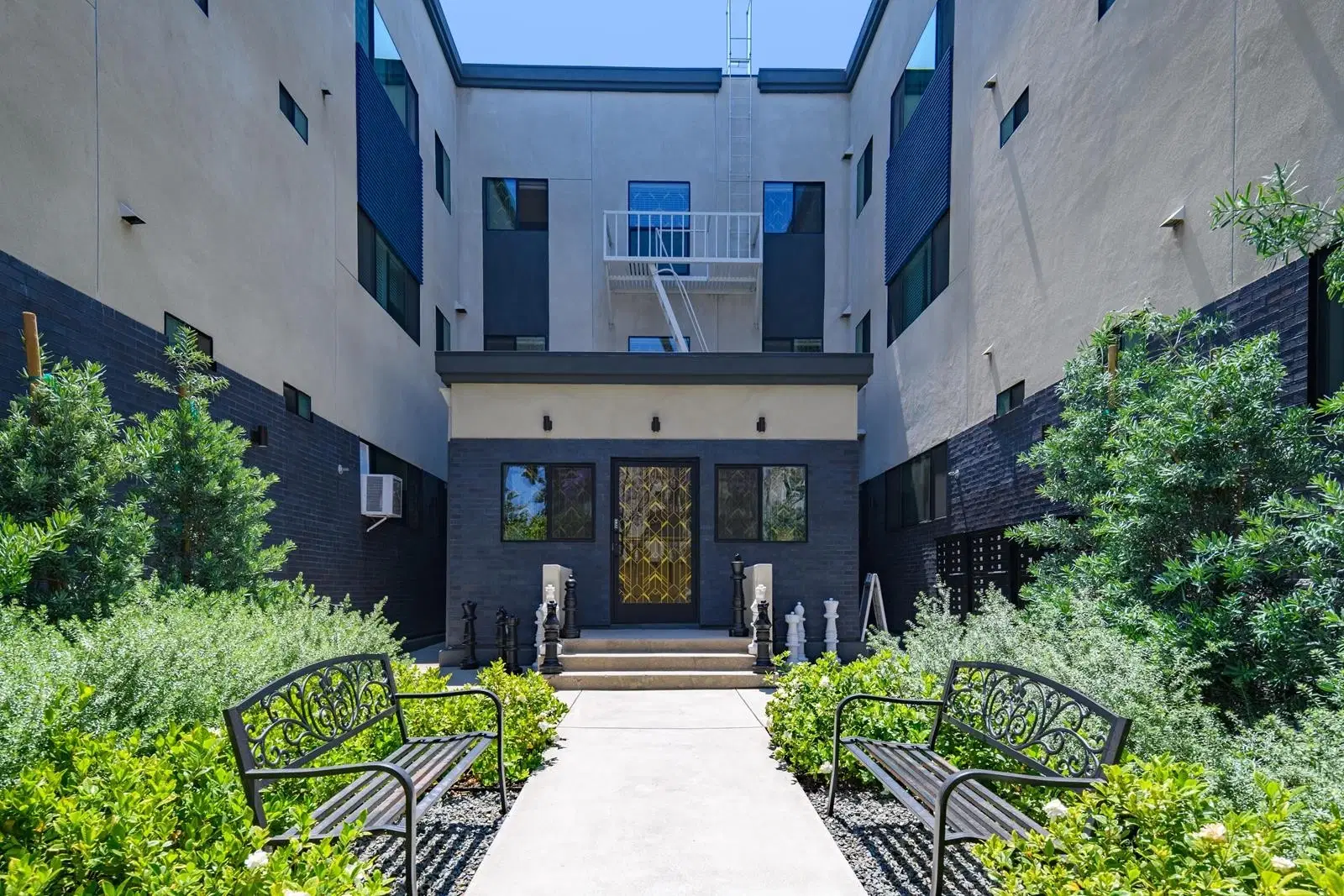 The Series The Royal, Los Angeles – Exterior