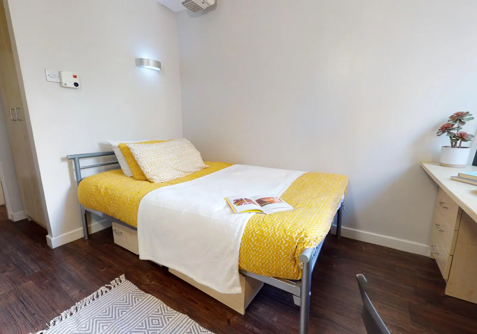 iQ Great Newton House, Liverpool – Silver City View En Suite