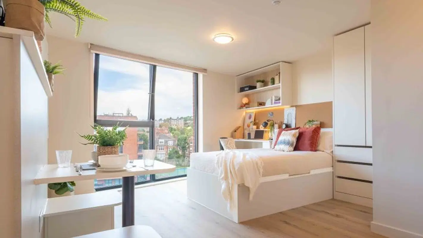 iQ Haywood House, London – Silver Studio Plus