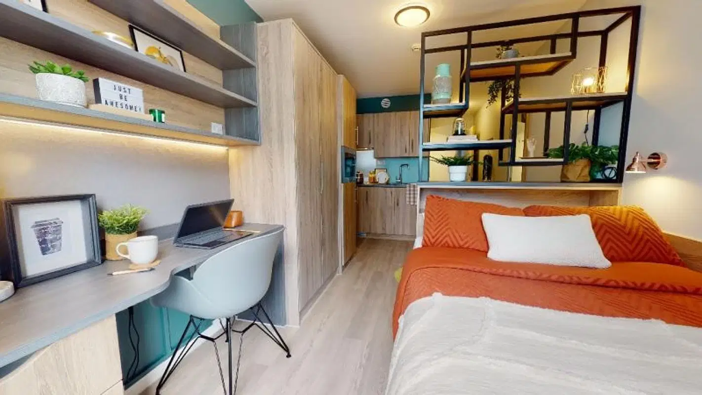 iQ Hammersmith, London – Silver Studio Plus