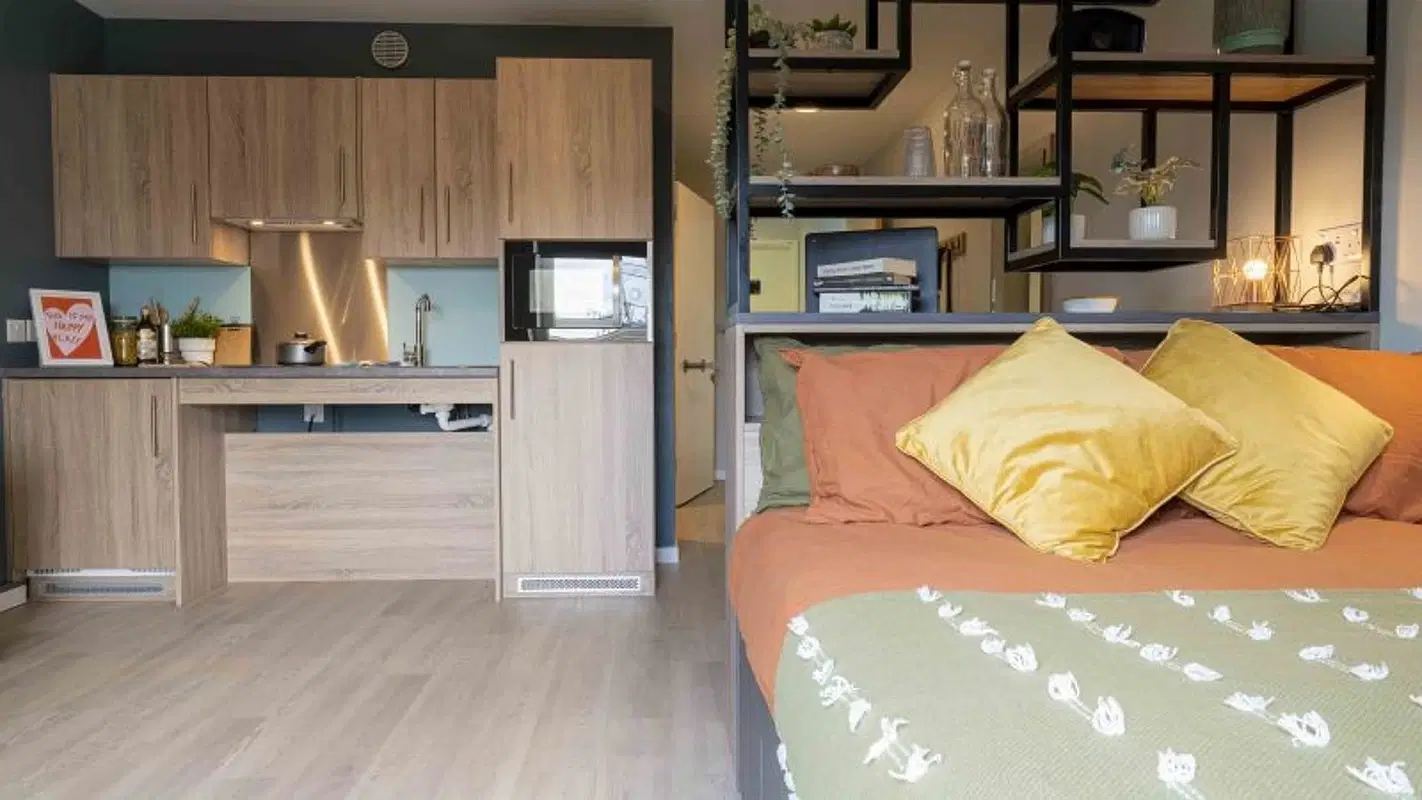 iQ Hammersmith, London – Bronze Studio Large