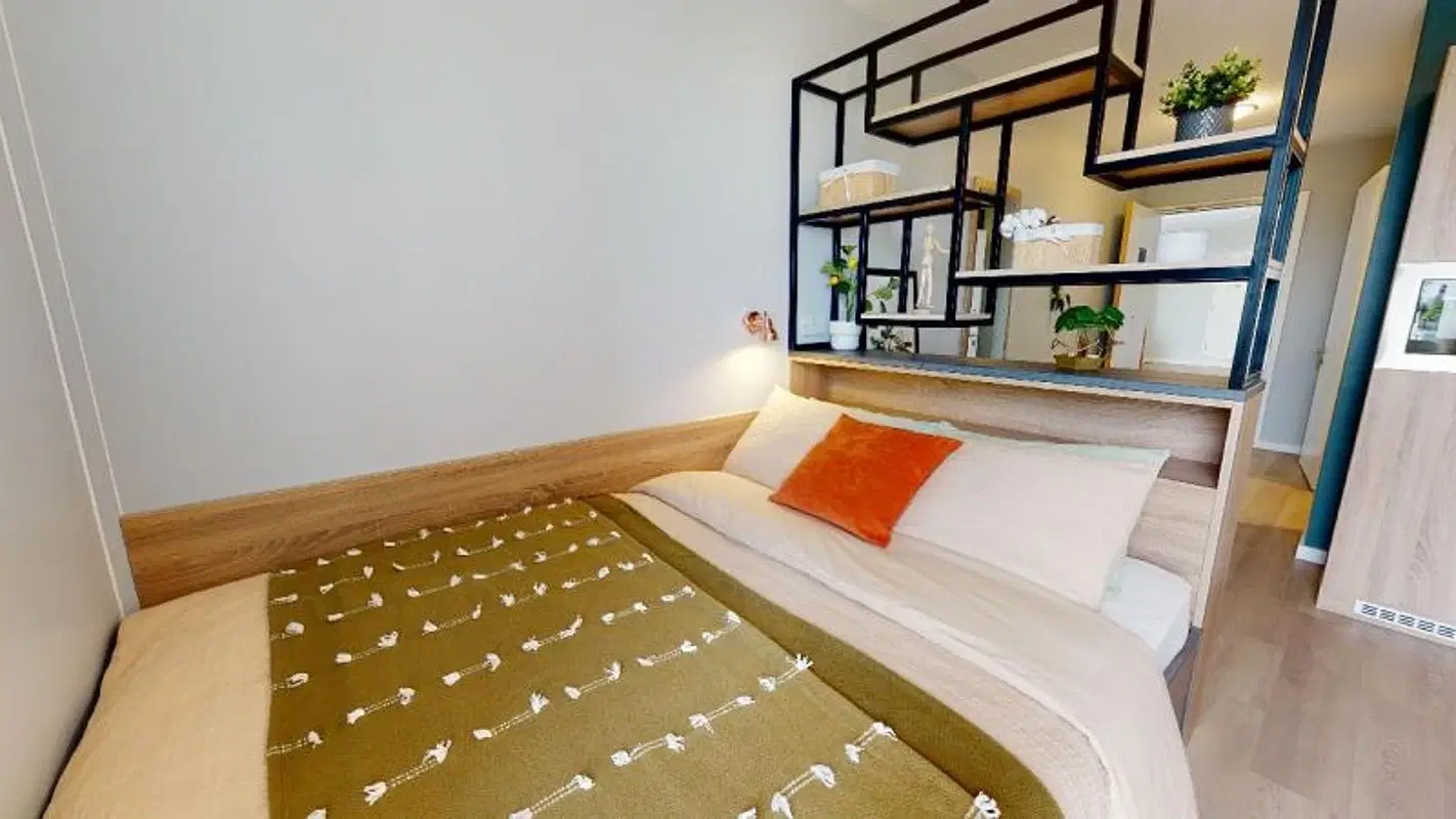 iQ Hammersmith, London – Gold Studio Plus Large