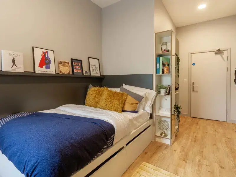 The West Wing, Cardiff – Large Platinum Ensuite