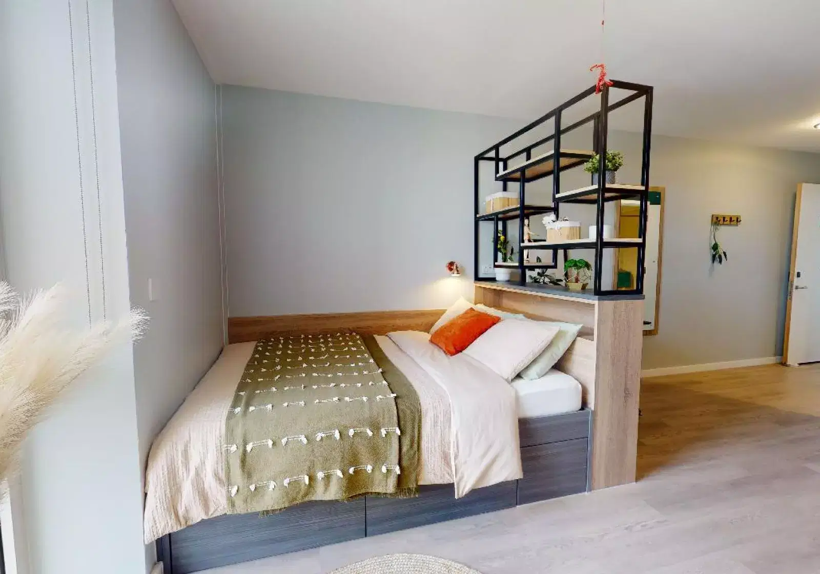 iQ Hammersmith, London – Silver Studio Plus Large