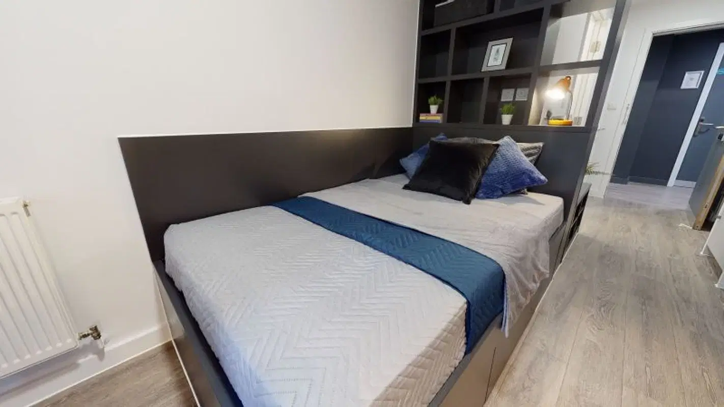 iQ Shoreditch, London – Bronze Studio Plus