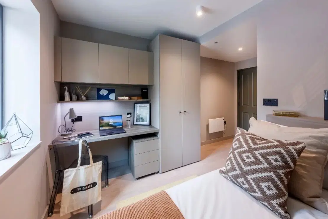 The Garage, Egham – 6 Bed Classic Ensuite