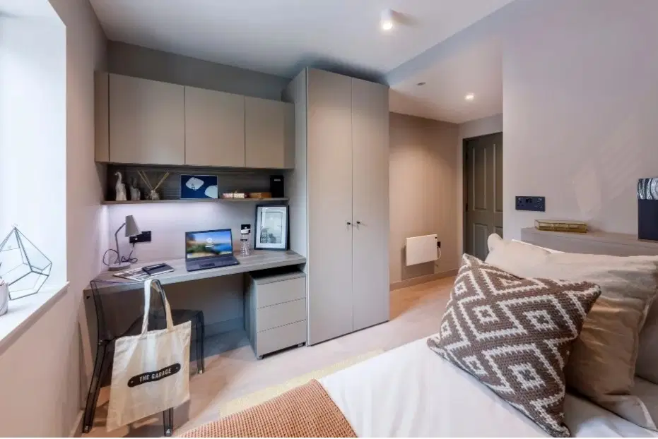 The Garage, Egham – 6 Bed Premium Ensuite