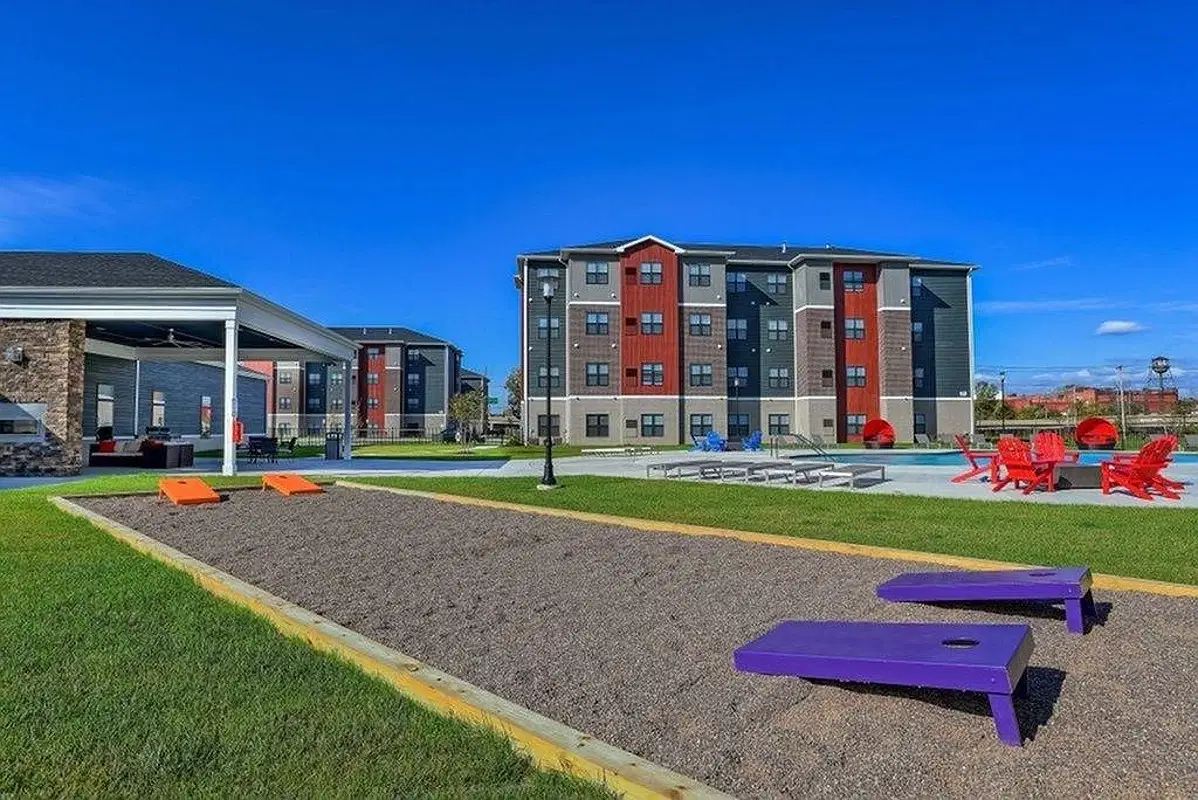 Monarch 716, Buffalo – Exterior