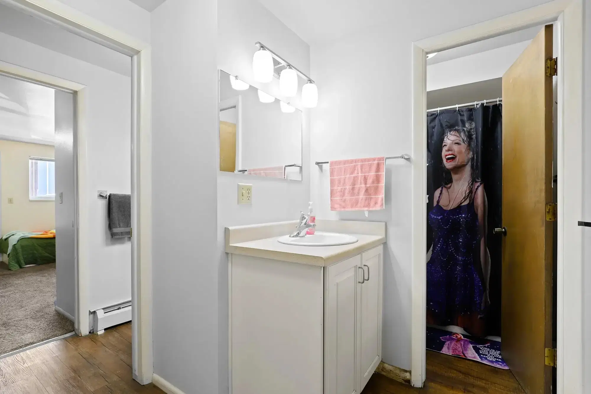 University Landing, Logan – Bathroom
