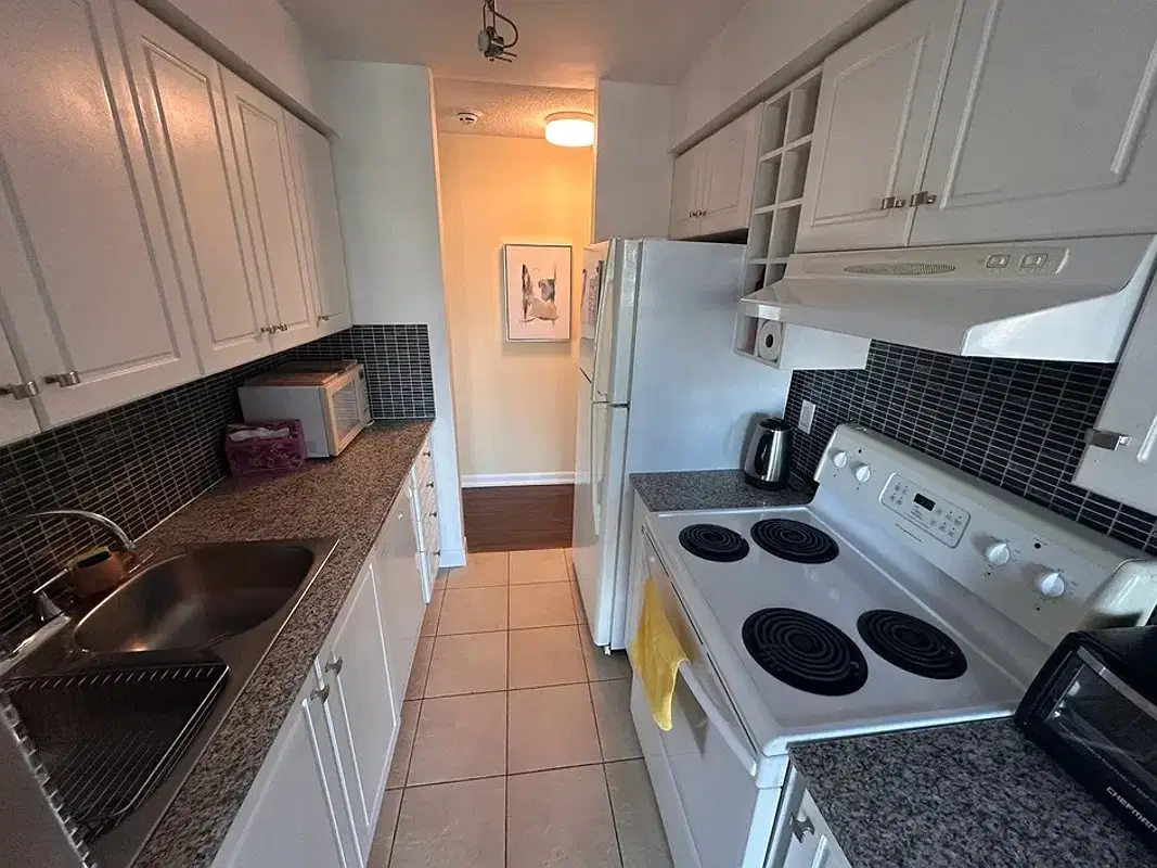 H4U Downtown Room - 200 Victoria Street, Toronto – Kitchen