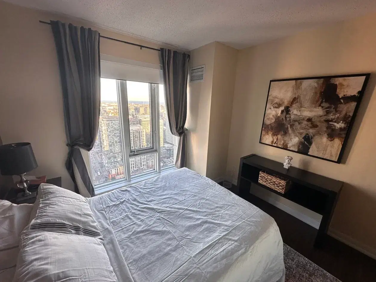 H4U Downtown Room - 200 Victoria Street, Toronto – Deluxe Bedroom