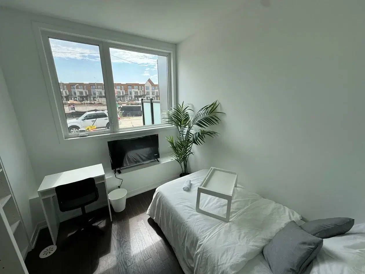 H4U 80 Green Gardens, Toronto – Flex Room 3