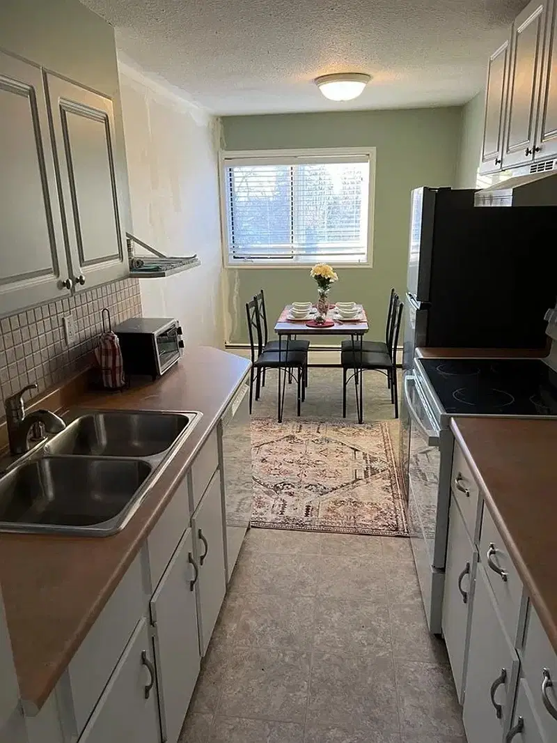 H4U Downtown Room - 20 Bloor Street East, Toronto – Kitchen