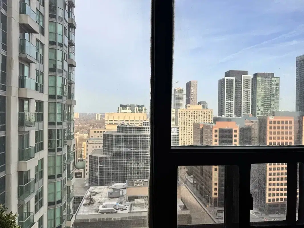 H4U Downtown Room - 20 Bloor Street East, Toronto – Exterior