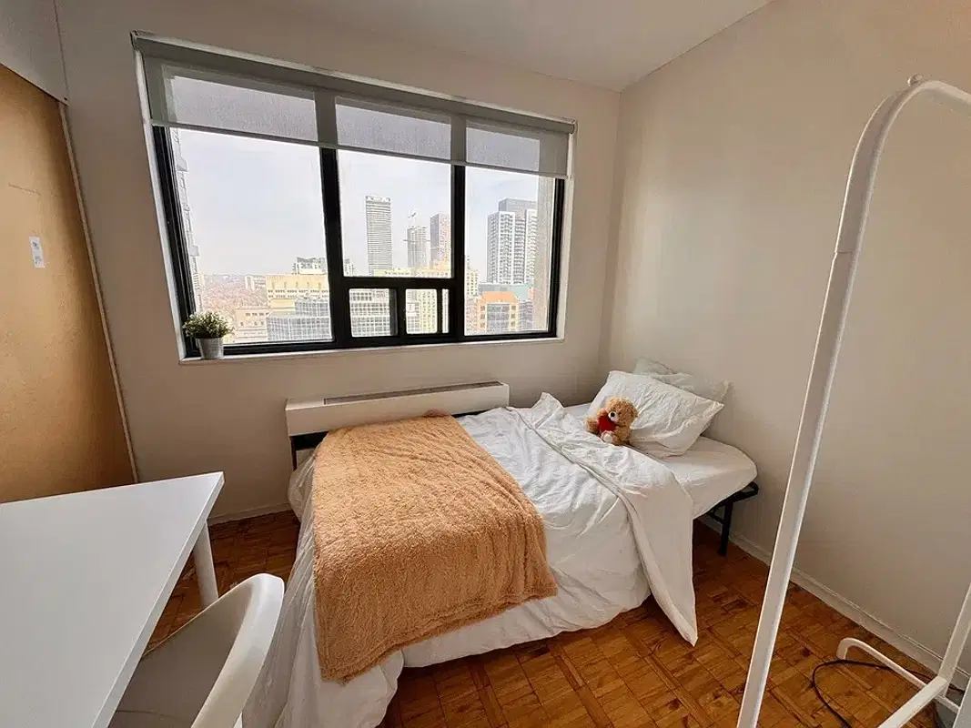 H4U Downtown Room - 20 Bloor Street East, Toronto – Flex Room 2
