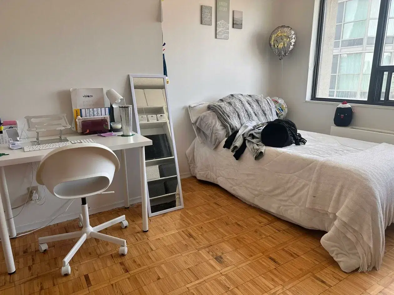 H4U Downtown Room - 20 Bloor Street East, Toronto – Flex Room 1