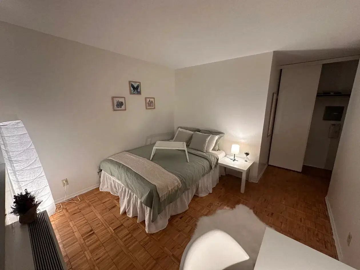 H4U Downtown Room - 20 Bloor Street East, Toronto – Deluxe Room