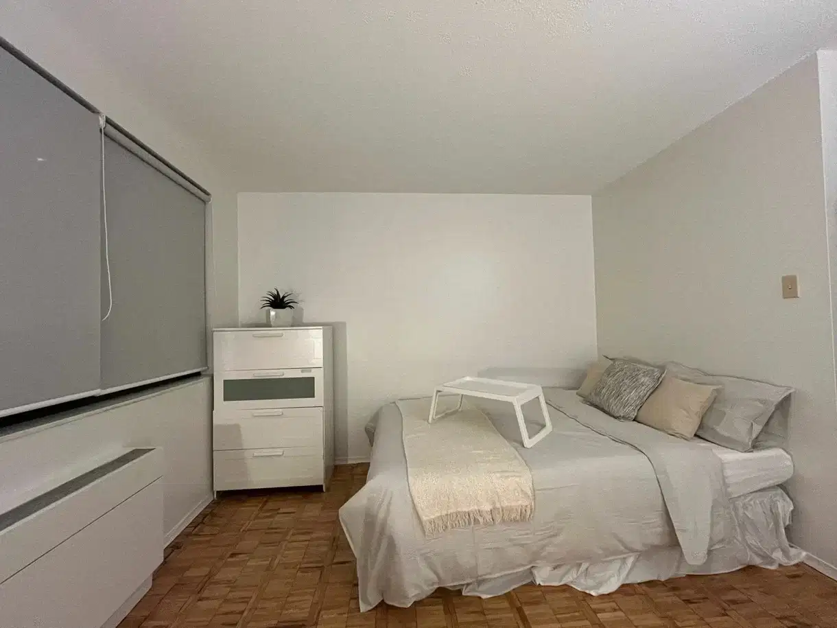 H4U Downtown Room - 20 Bloor Street East, Toronto
