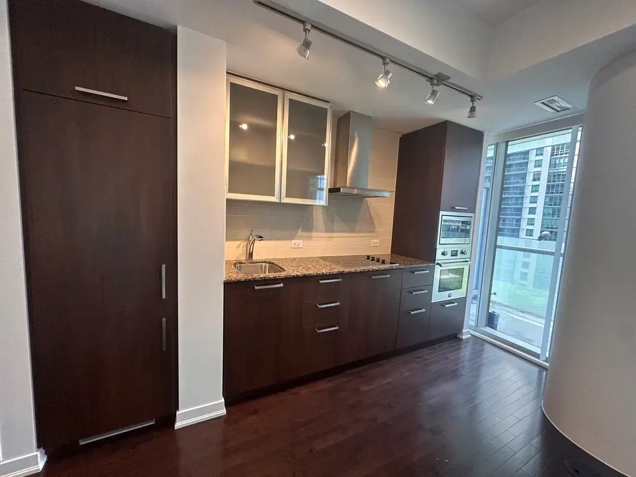 H4U Downtown Room - 12 York Street, Toronto – Kitchen