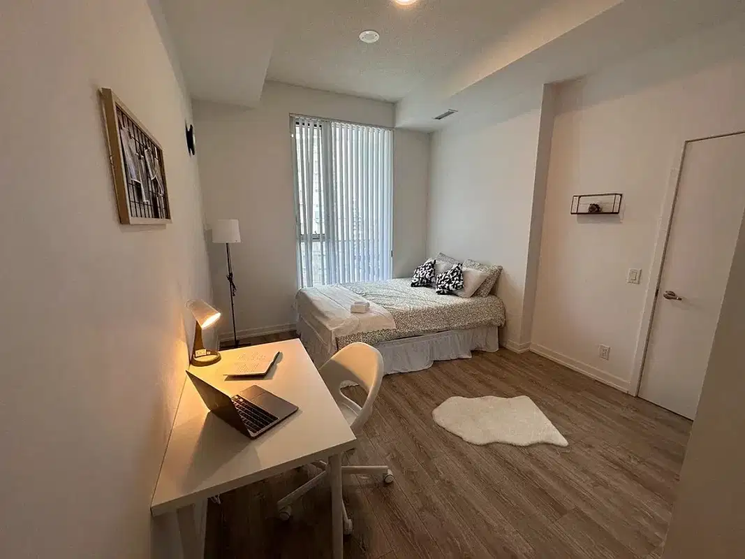 H4U Downtown Room - 385 Dundas Street, Toronto