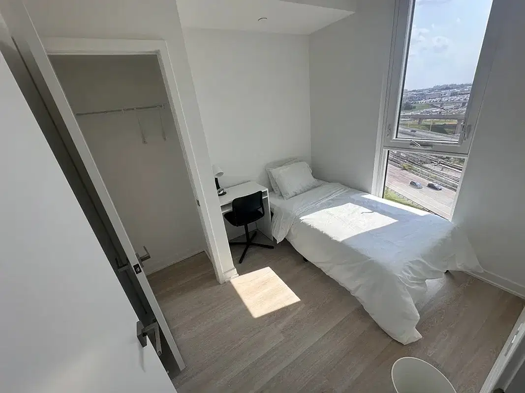 H4U North York, Toronto – Deluxe Bedroom