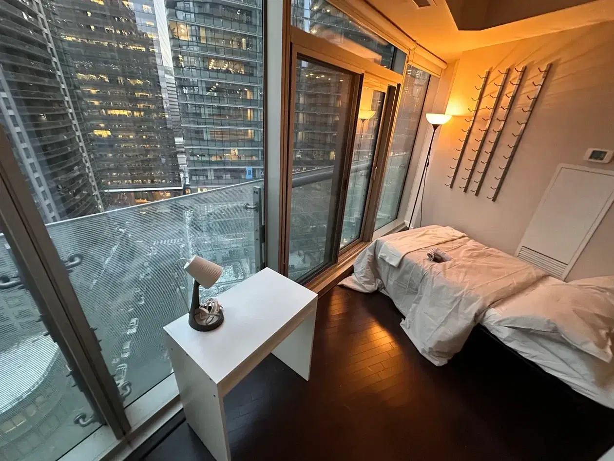 H4U Downtown Room - 12 York Street, Toronto – Flex Room