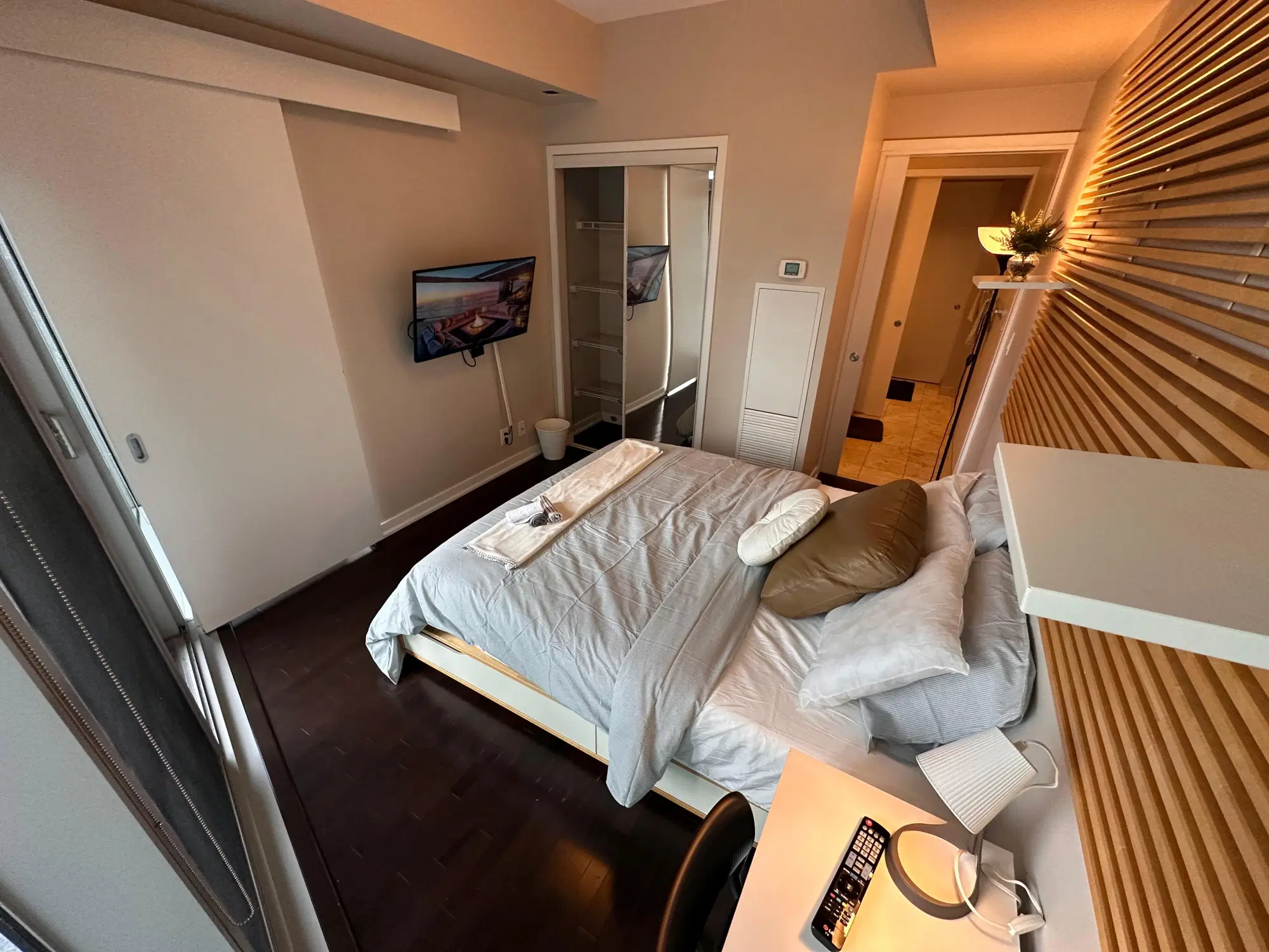 H4U Downtown Room - 12 York Street, Toronto – Master Suite Room