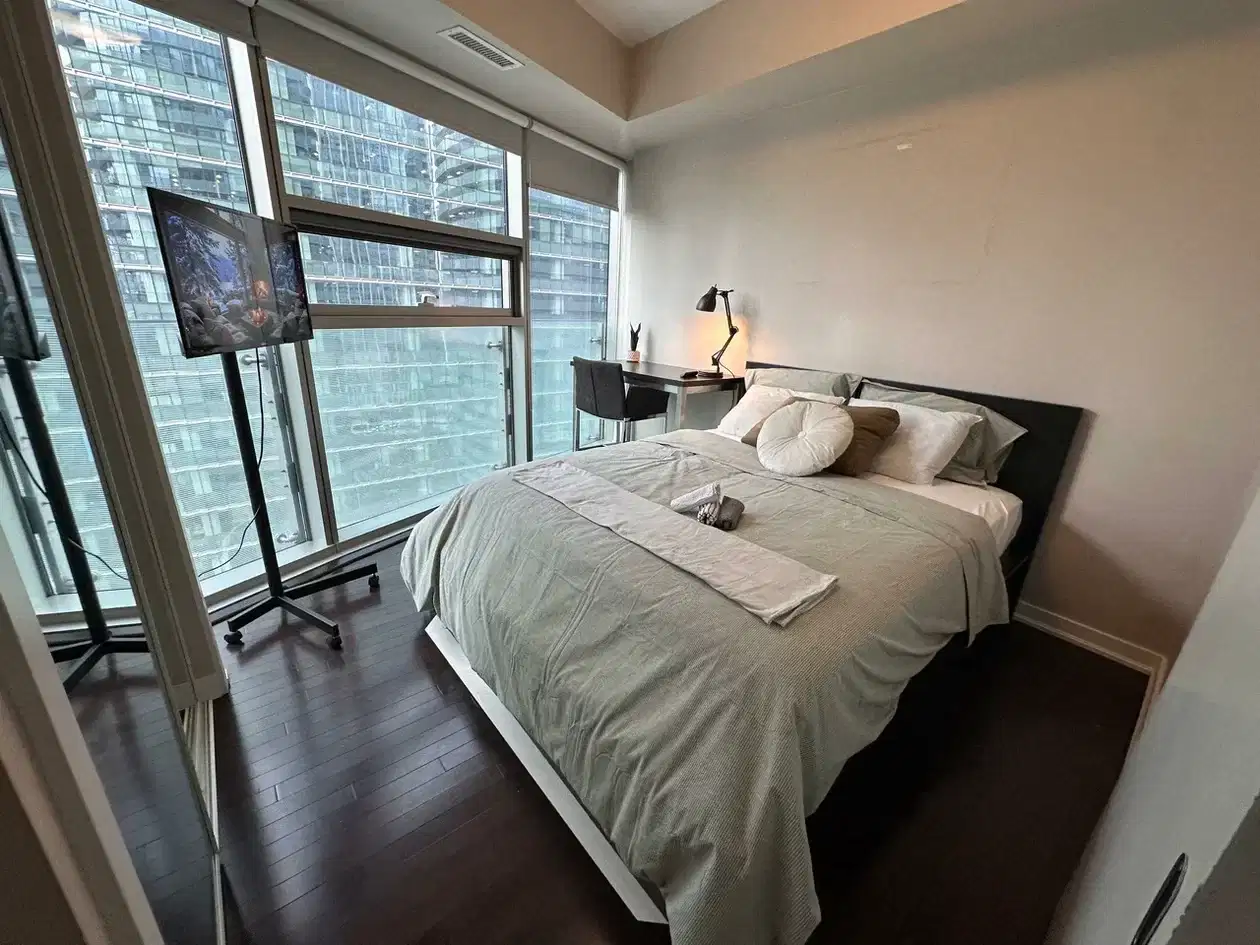 H4U Downtown Room - 12 York Street, Toronto