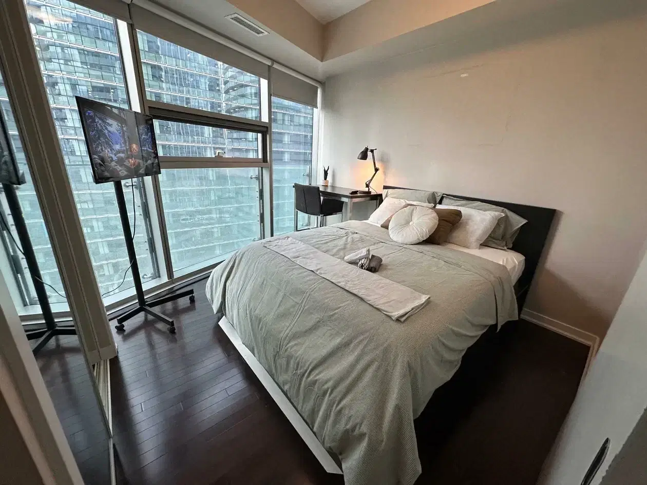 H4U Downtown Room - 12 York Street, Toronto