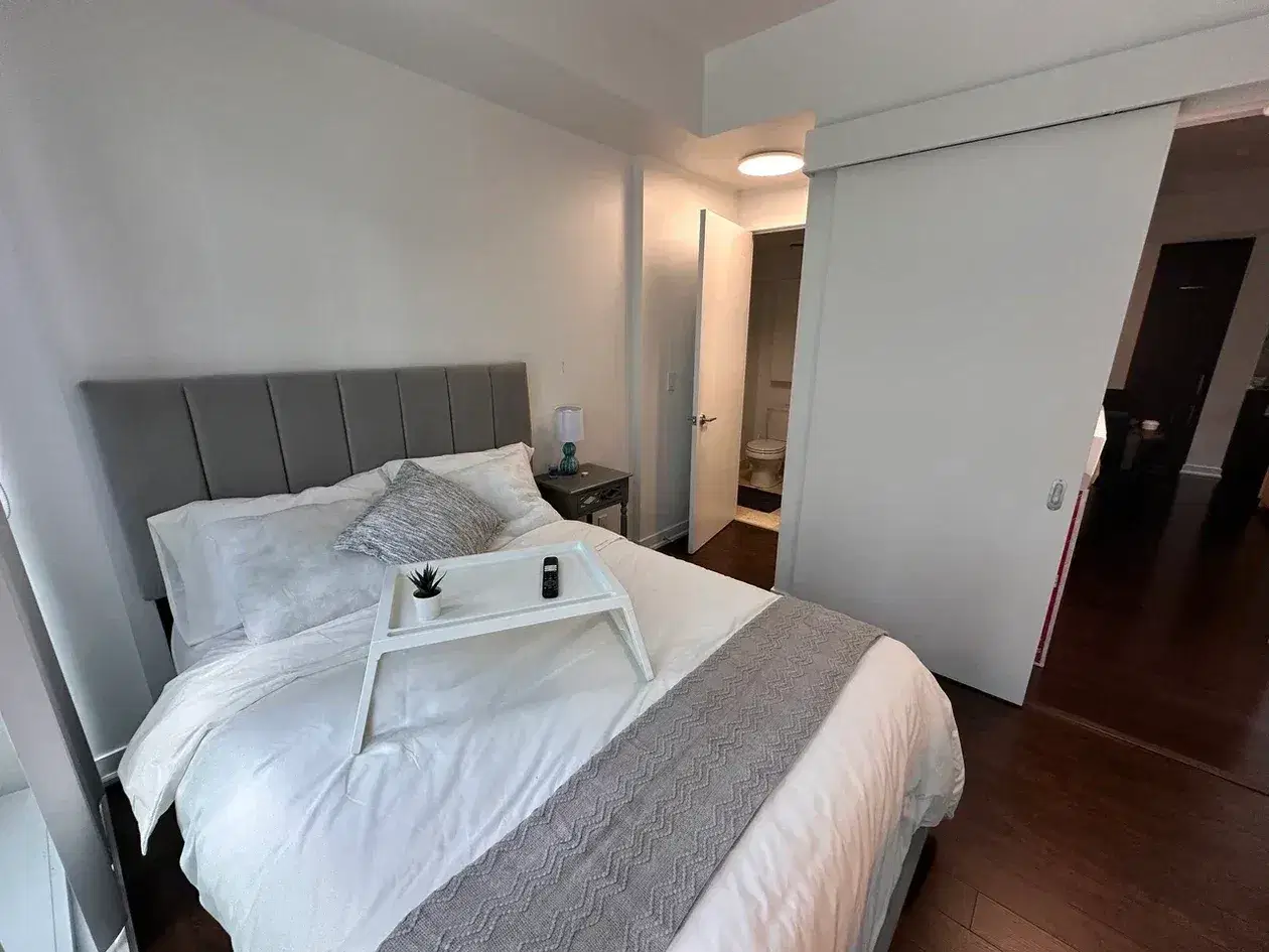 H4U Downtown Room - 15 York Street, Toronto – Master Suite Room