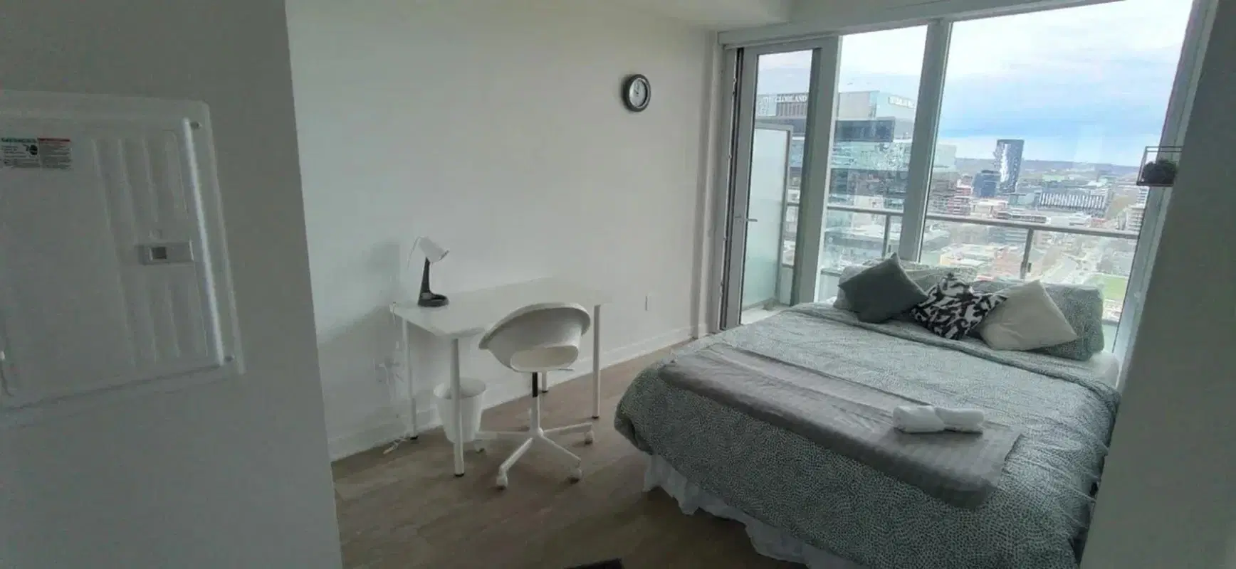 H4U Downtown Room - 80 Front Street East, Toronto – Master Suite Room