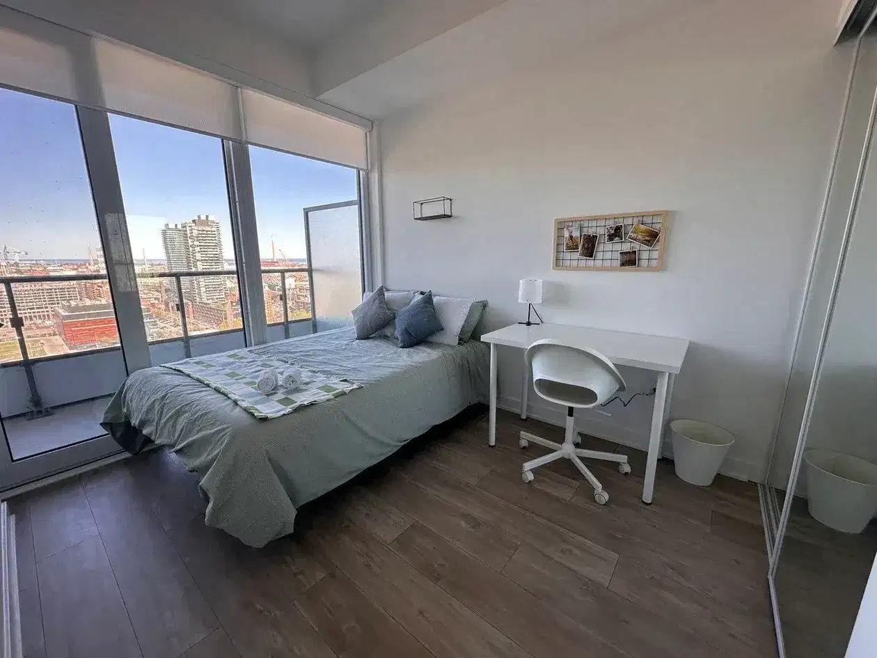 H4U Downtown Room - 80 Front Street East, Toronto