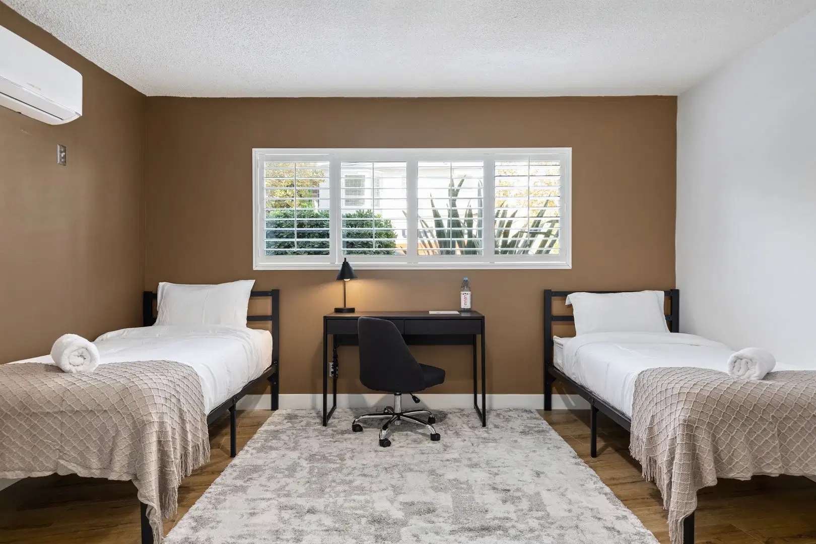 1700 Malcolm Avenue, Los Angeles – Twin/Shared Room with a Common Bathroom in a 6 Bedroom Apartment