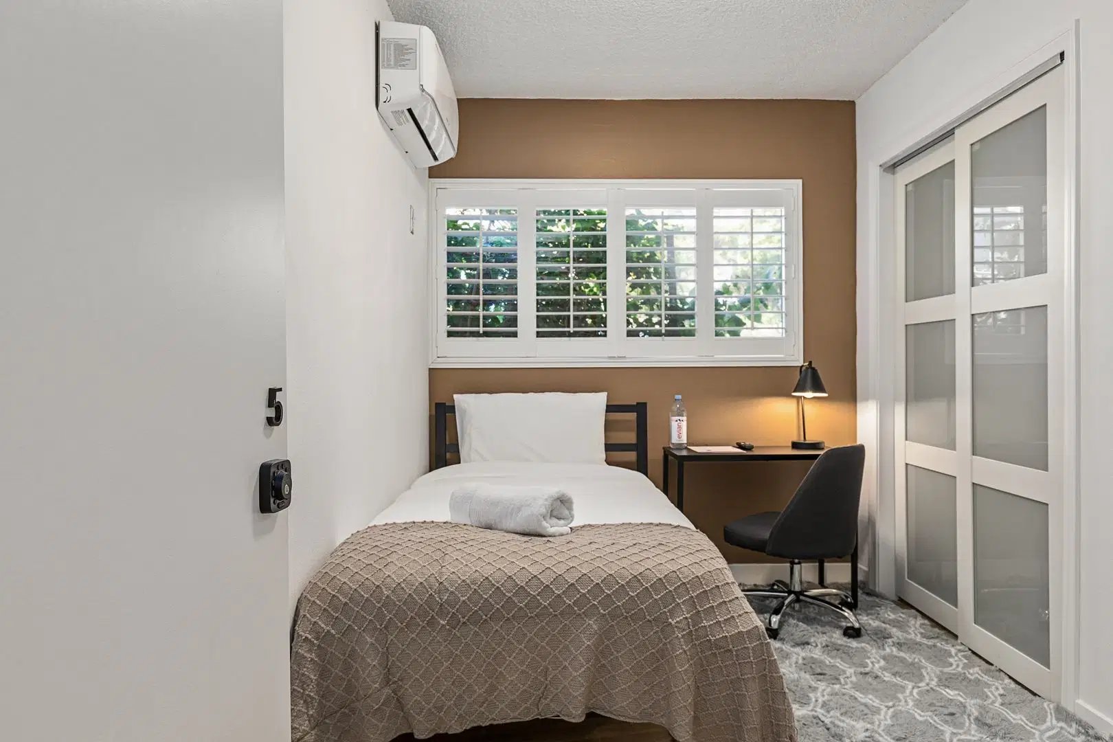 1700 Malcolm Avenue, Los Angeles – Single Room with a Common Bathroom in a 6 Bedroom Apartment