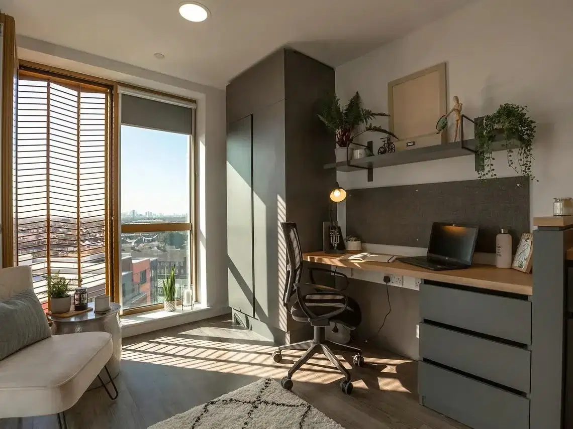 The Valentine, London – Premium Studio City View