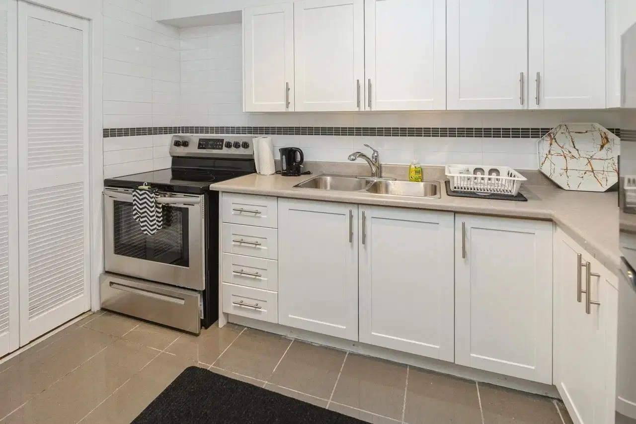 H4U Downtown Room - 16 Wellesley Street, Toronto – Kitchen