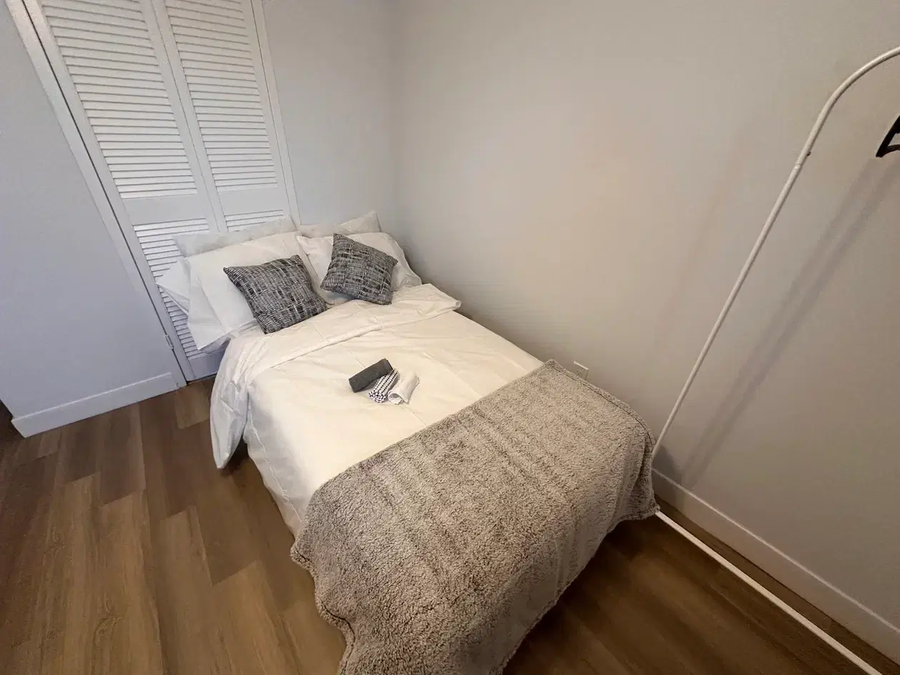 H4U Downtown Room - 16 Wellesley Street, Toronto – Flex Room Plus