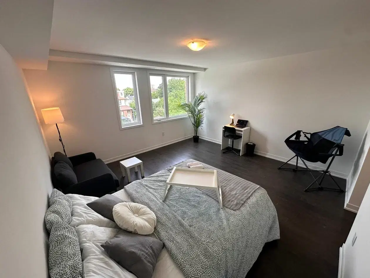 H4U North York Room - 3401 Dufferin Street, Toronto – Deluxe Bedroom 2