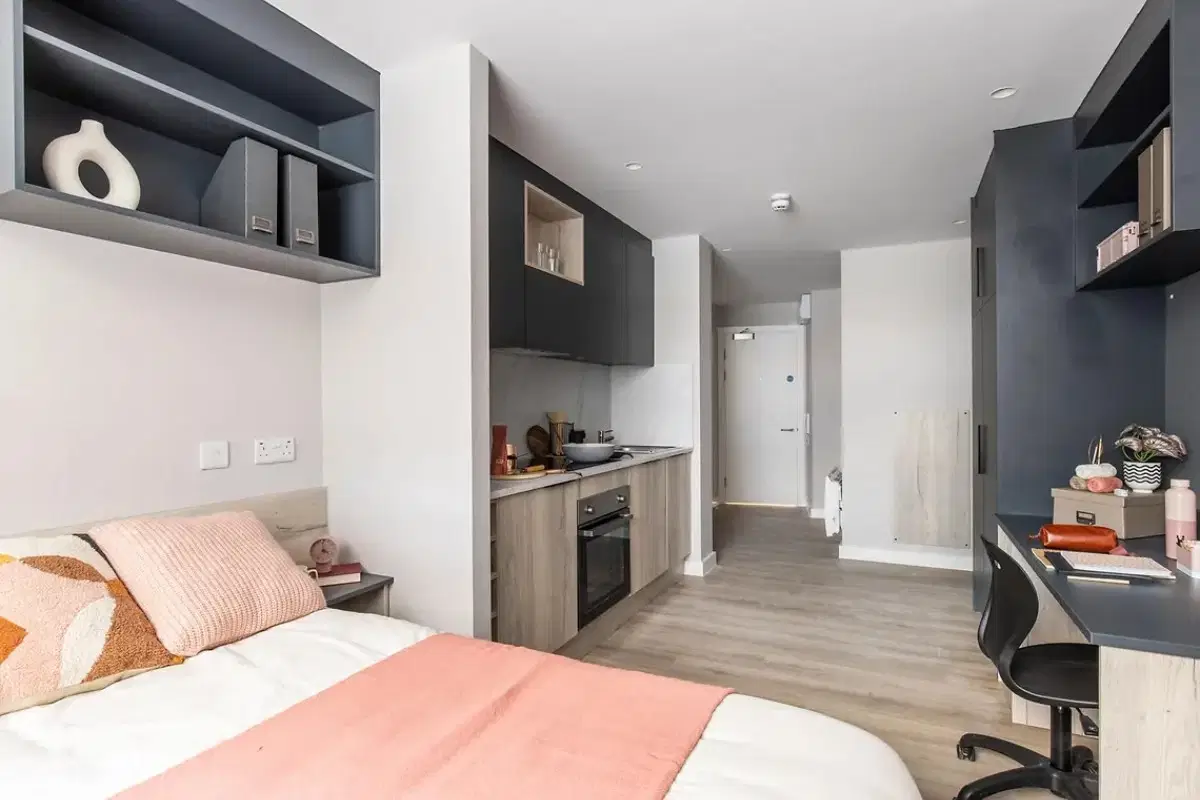 GoBritanya Briggate Studios, Leeds – Premium Social Studio - Mid Floor