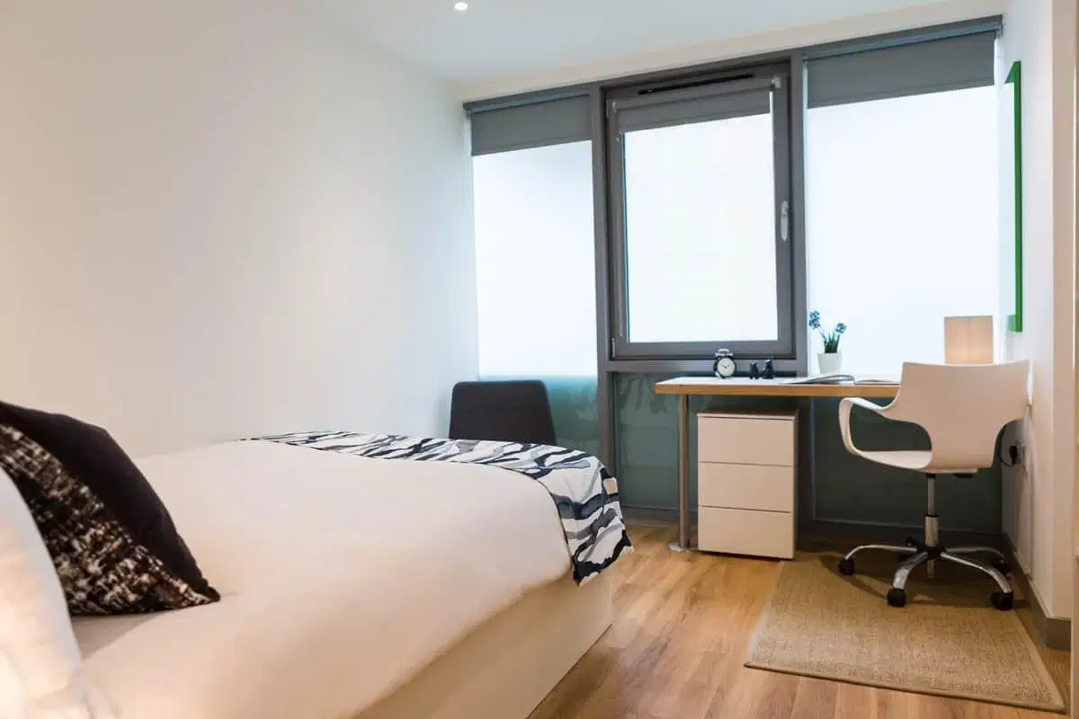 GoBritanya Aldgate Residence, London – Silver Studio Penthouse Premium View
