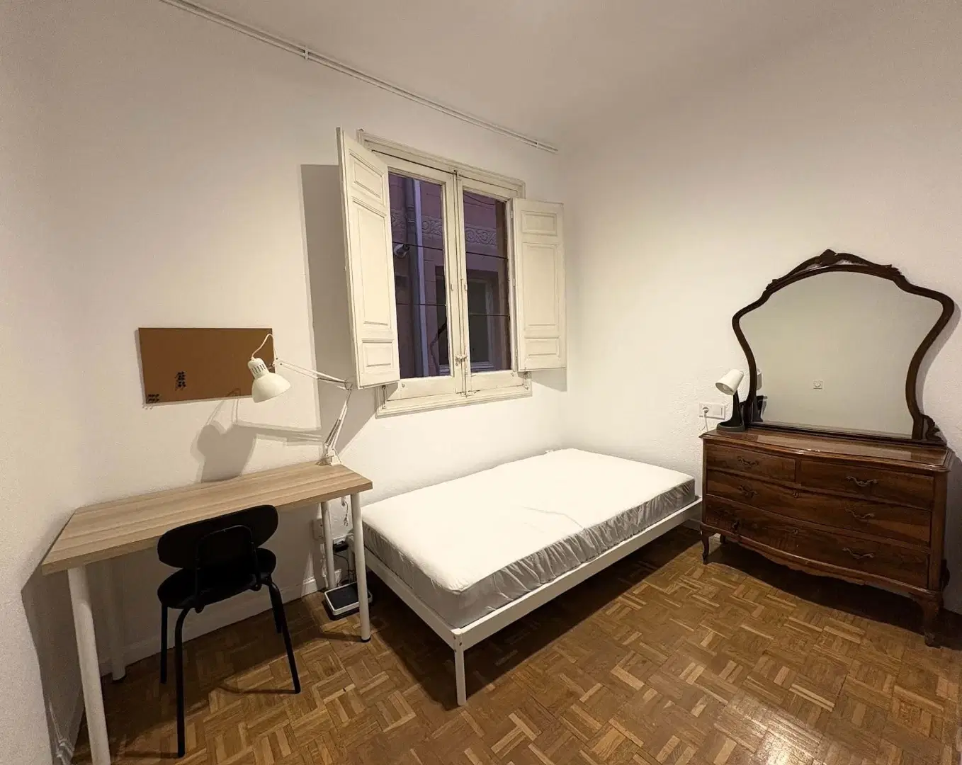 SPC 28005, Madrid – #180376: Room in a 7 Bedroom 2 Bathroom (Calle De Bailén)