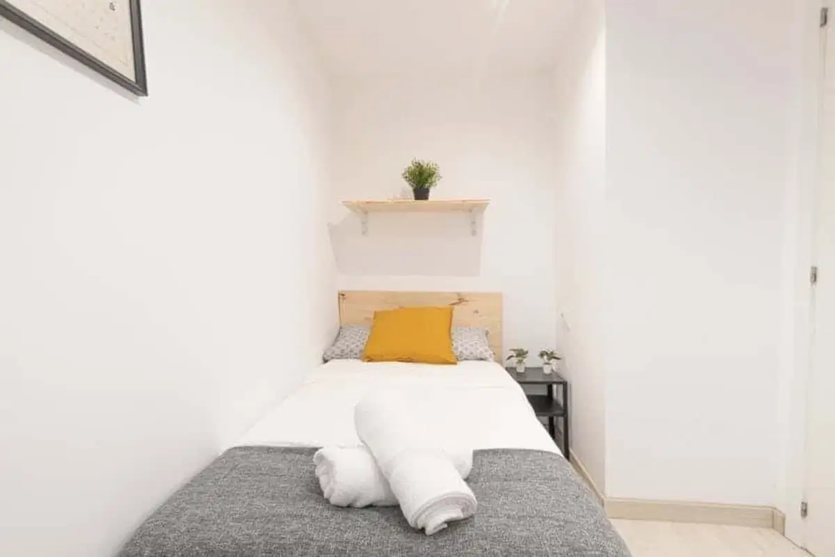 SPC 8003, Barcelona – #87075: Room in a 5 Bedroom 2 Bathroom (Carrer de les Beates)
