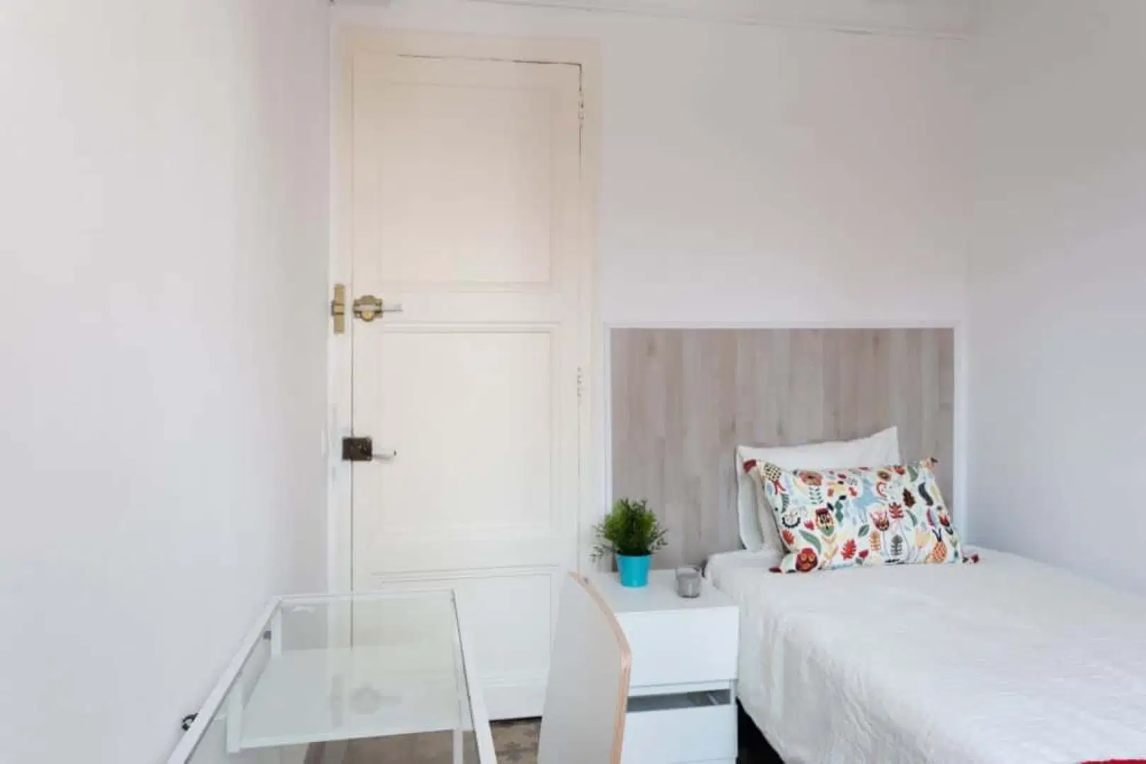 SPC 8002, Barcelona – #13355: Room in a 5 Bedroom 2 Bathroom (Carrer De Les Heures)