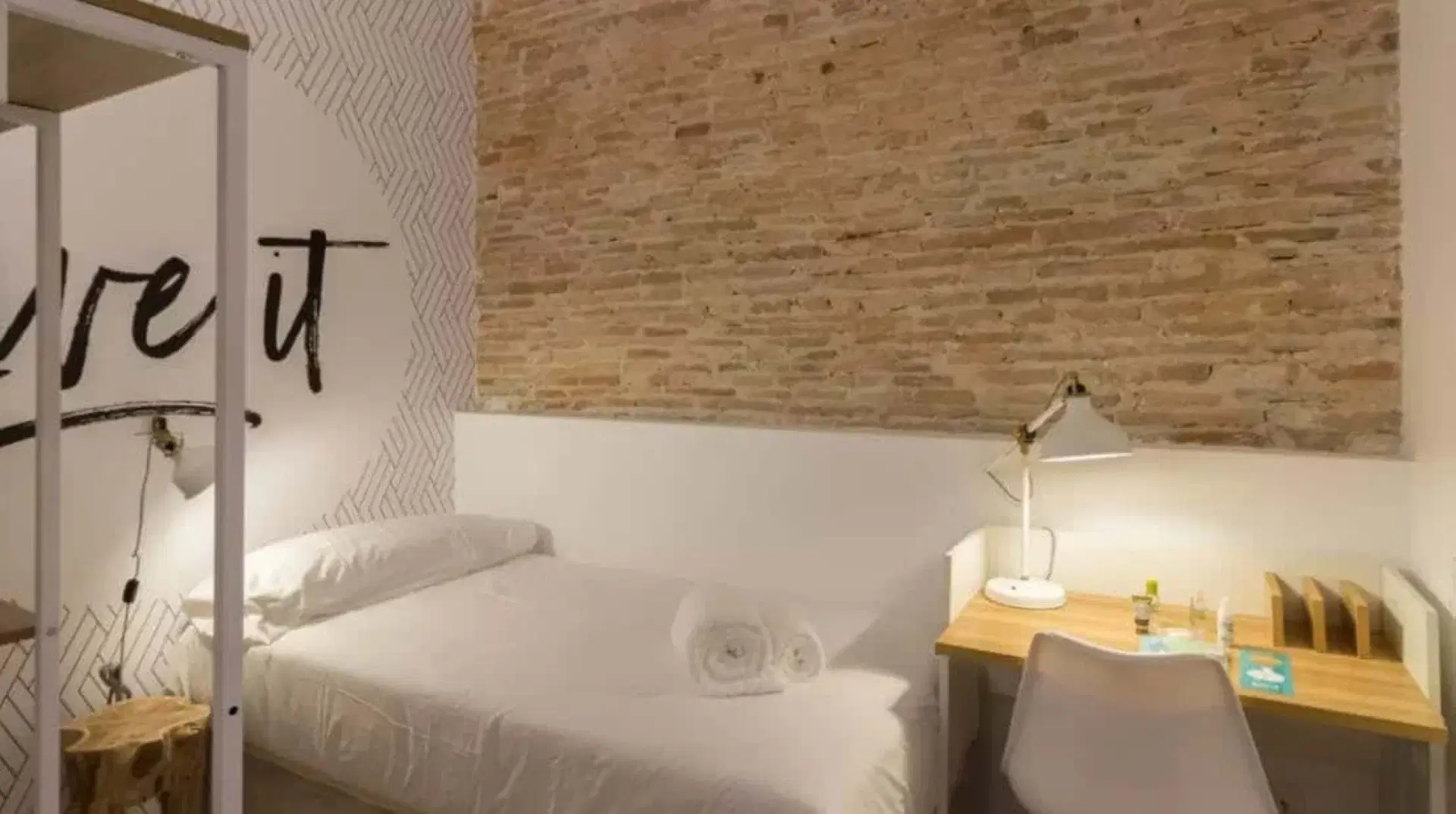 SPC 8002, Barcelona – #85119: Room in a 6 Bedroom 2 Bathroom (Carrer Dels Escudellers)
