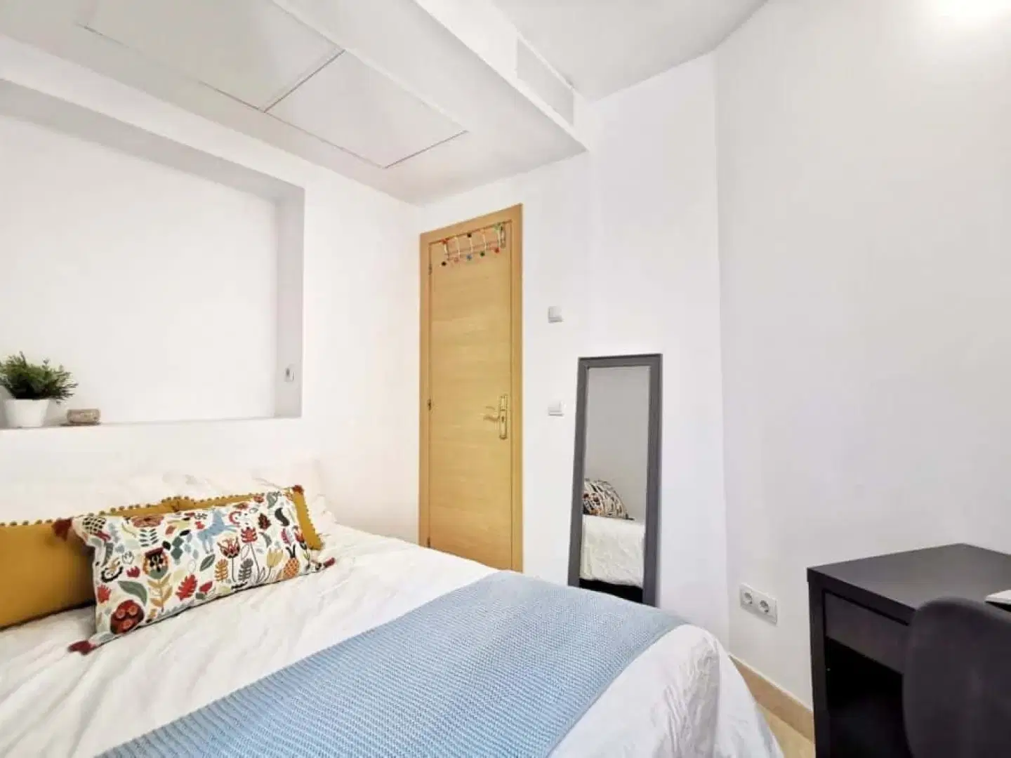 SPC 28012, Madrid – #12634: Room in a 8 Bedroom 7 Bathroom (Plaza De Santa Cruz)