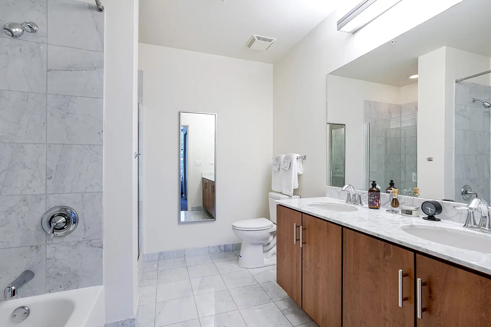 Arrive Lex, Chicago – Bathroom