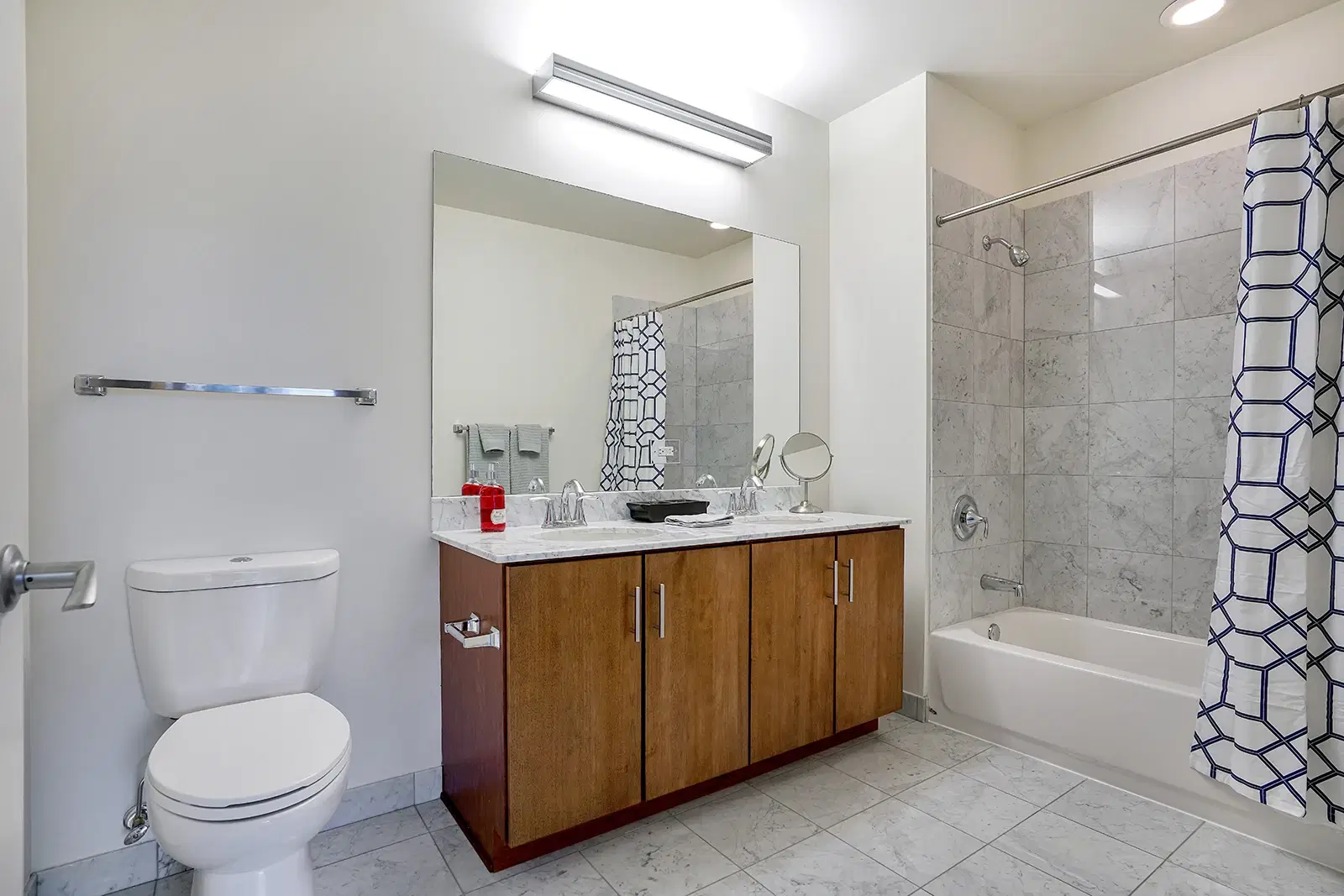 Arrive Lex, Chicago – Bathroom