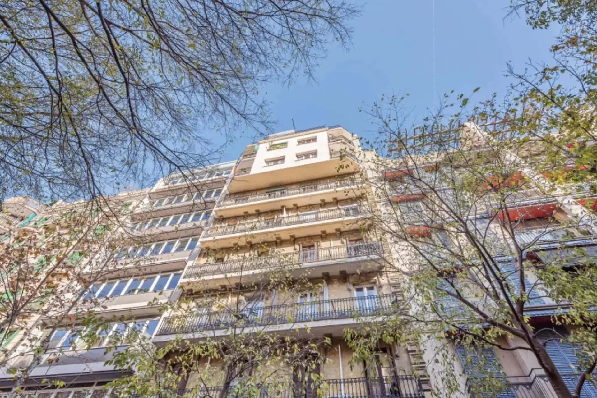 SPC 8015, Barcelona – Exterior
