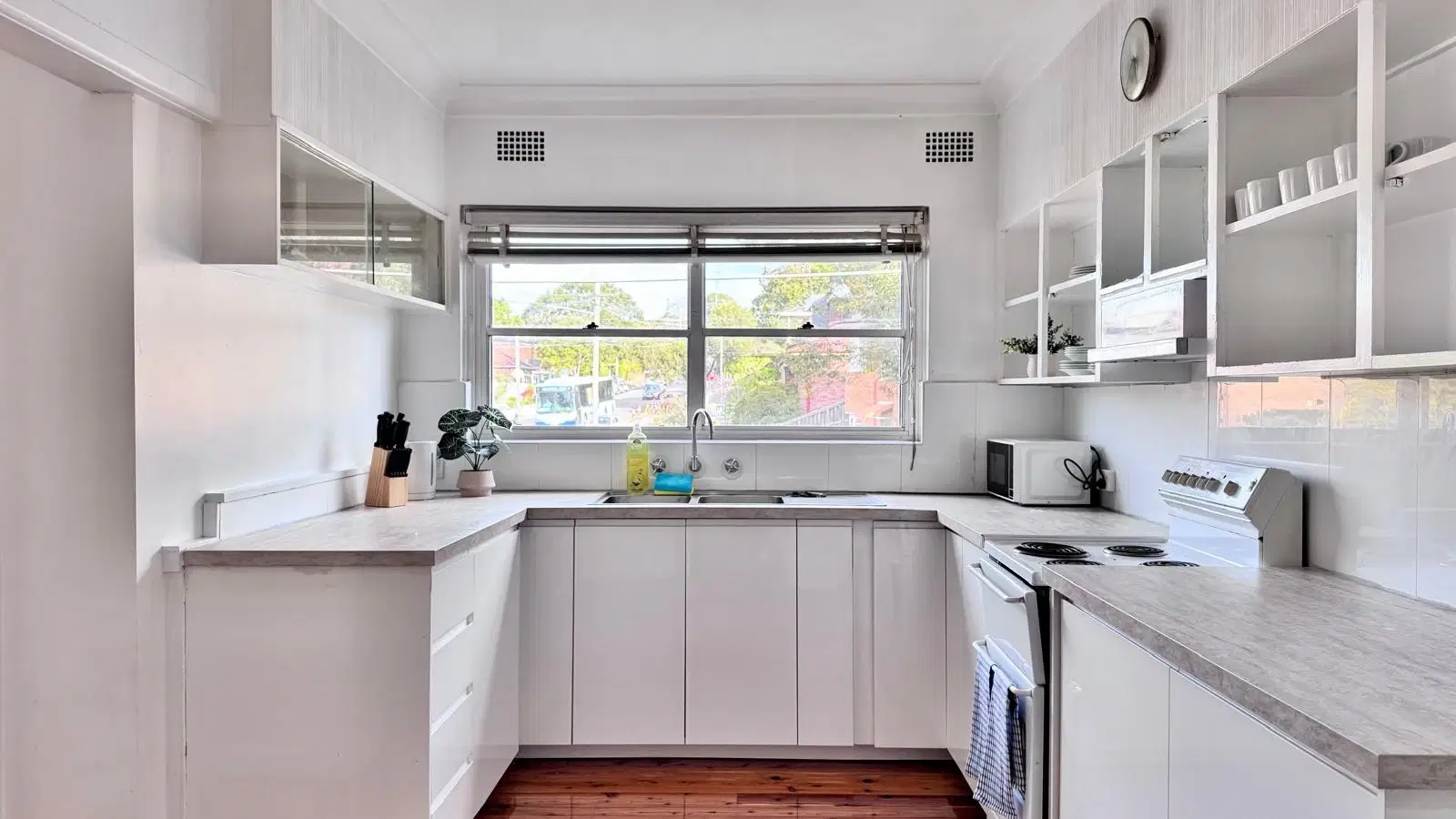 Room in a 5 bedroom Apartment, Fortescue St, Bexley North, Australia NSW 2207 – Kitchen